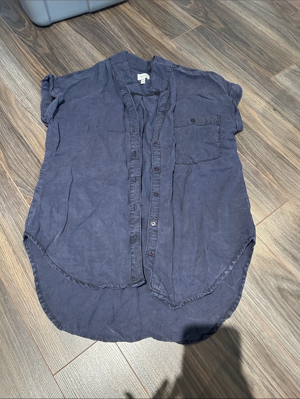 Woven Button-Front Short Sleeve Top in Navy
